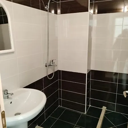 Taurasi White Apartment Sarande